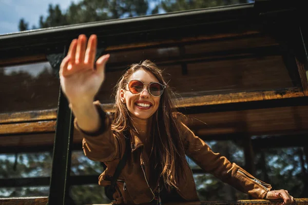 Улыбающаяся Молодая Женщина Смотрит Ждет Окно Время Поездки Ретро Поезде — стоковое фото