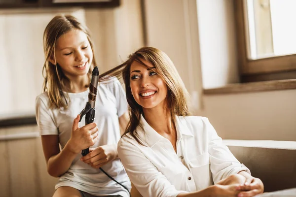 Kleine Tochter Hat Spaß Und Spielt Friseur Mit Ihrer Jungen — Stockfoto