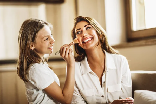 Lilla Dottern Har Roligt Och Leker Sminkös Med Sin Unga — Stockfoto