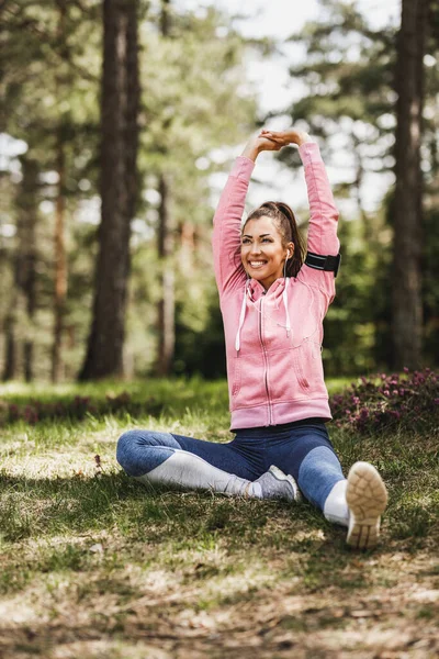 Junge Schöne Lächelnde Läuferin Dehnt Sich Nach Dem Joggen Der — Stockfoto