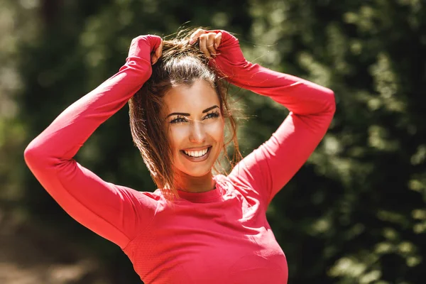 Giovane Bella Sorridente Corridore Femminile Legandosi Capelli Preparandosi Fare Jogging — Foto Stock