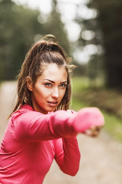 Jovem Bonito Sorridente Feminino Corredor Divertindo Depois Correr Natureza — Fotografia de Stock