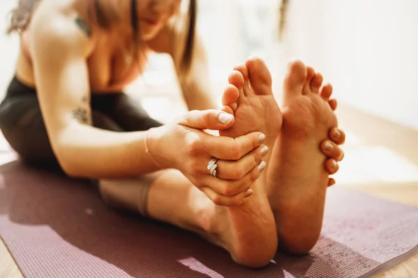 Close Uma Jovem Mulher Relaxada Fazendo Exercício Alongamento Enquanto Pratica — Fotografia de Stock