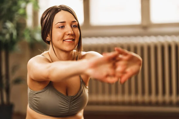 Närbild Ung Kvinna Som Stretchar Medan Hon Tränar Yoga Hemma — Stockfoto