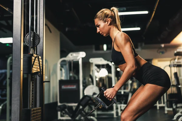 Eine Junge Muskulöse Frau Trainiert Fitnessstudio Hart Für Ihre Rückenmuskulatur — Stockfoto