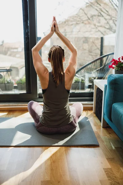 Sabahları Evde Yoga Pozisyonunda Meditasyon Yapan Hoş Bir Kadının Arkadan — Stok fotoğraf