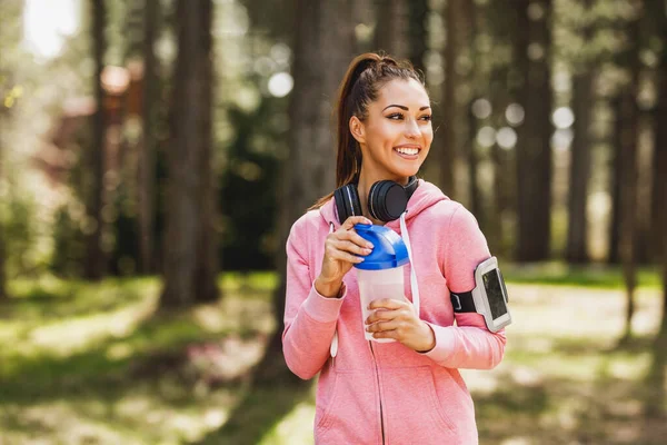 Young Beautiful Smiling Female Runner Preparing Jogging Nature — Fotografia de Stock