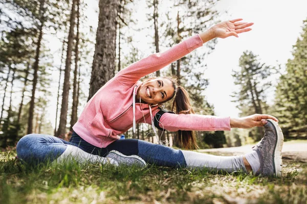 Jovem Bonito Sorridente Feminino Corredor Esticando Depois Correr Natureza — Fotografia de Stock