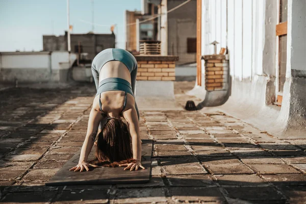Relaxed Young Woman Practicing Yoga Rooftop Terrace — Zdjęcie stockowe