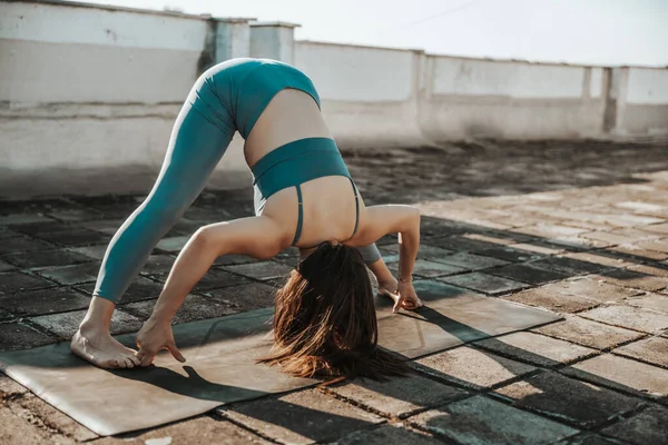 Relaxed Woman Practicing Yoga Stretching Exercise Rooftop Terrace — Fotografia de Stock
