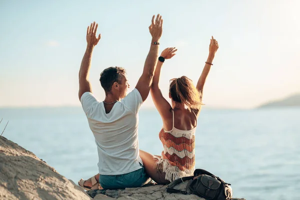 Rear View Cheerful Couple Love Having Fun While Enjoying Summer — Stockfoto
