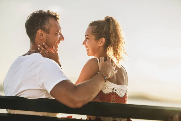 Loving Couple Sitting Bench Enjoying Summer Vacation Sea Beach — Photo