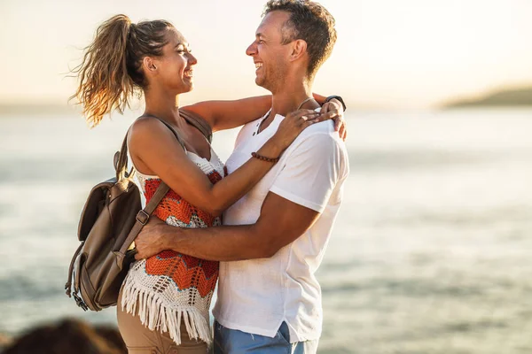 Loving Cheerful Couple Enjoying Summer Vacation Hugging Empty Sea Beach — Zdjęcie stockowe