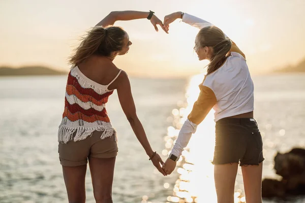 Happy Female Friends Spending Time Beach Making Heart Shape Hands — Stockfoto