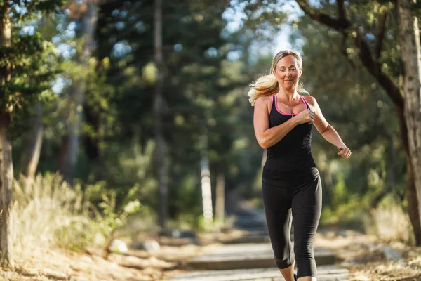 Fit Middle Age Women Jogging Pine Forest Sea Shore Enjoying — Zdjęcie stockowe