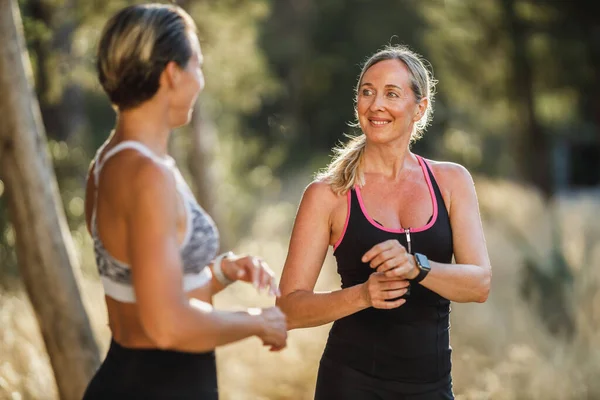 Two Fit Middle Age Women Talking Break Running Training Pine — Φωτογραφία Αρχείου