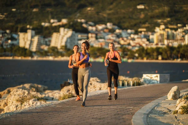 Three Women Friends Jogging Sea Shore Enjoying Summer Sunny Day — Φωτογραφία Αρχείου