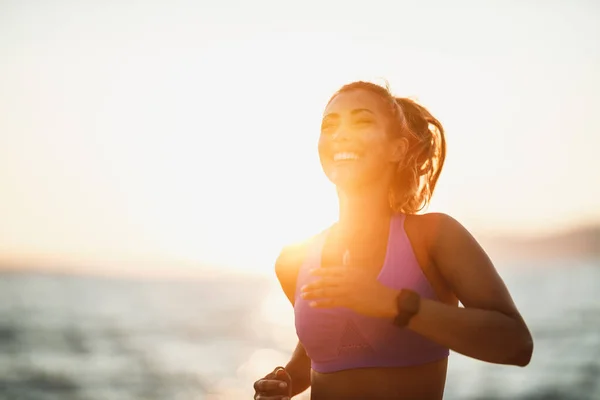 Mujer Joven Está Corriendo Largo Orilla Del Mar Playa Disfrutando — Foto de Stock