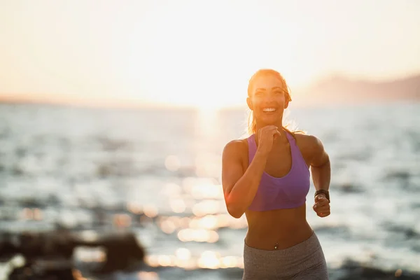 Young Woman Jogging Sea Shore Beach Enjoying Summer Sunny Day — Stock Fotó