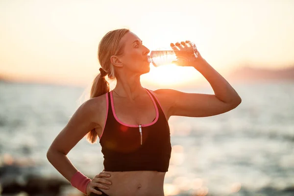 Fit Middle Age Woman Runner Drinking Water Preparing Jogging Sea — Stock Photo, Image