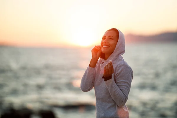 Happy Young Woman Preparing Training Sea Beach Enjoying Summer Sunset — 图库照片
