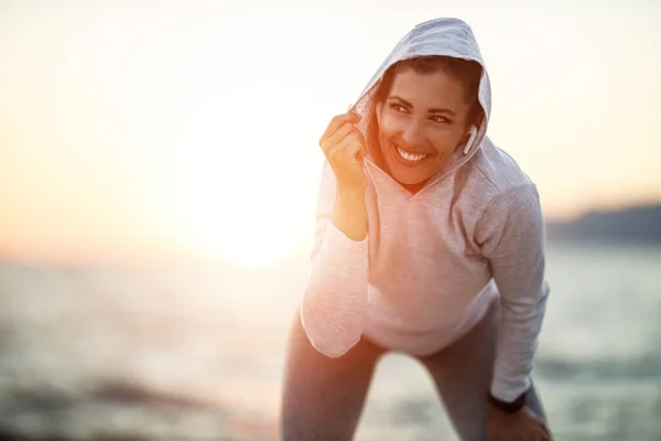 Happy Young Woman Enjoying Summer Sunset Sunrise Training Sea Beach — стоковое фото