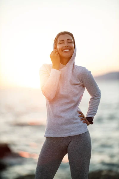 Happy Young Woman Enjoying Summer Sunset Sunrise Training Sea Beach — Zdjęcie stockowe