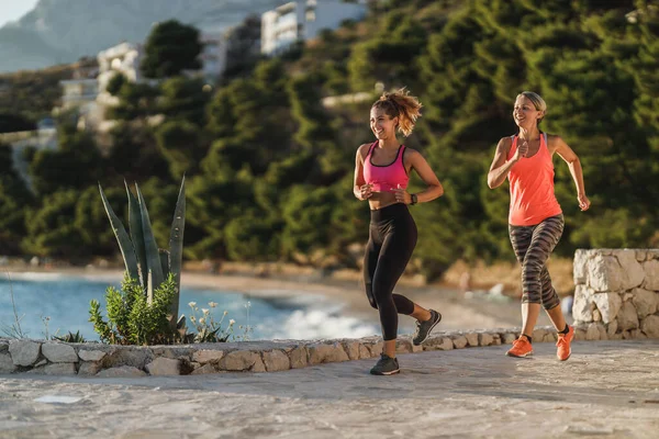 Two Women Jogging Sea Shore Beach Enjoying Summer Sunny Day — Foto de Stock