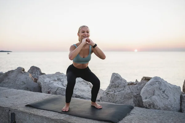 Happy Teen Girl Doing Squat Exercises Training Sea Beach — Stock Fotó