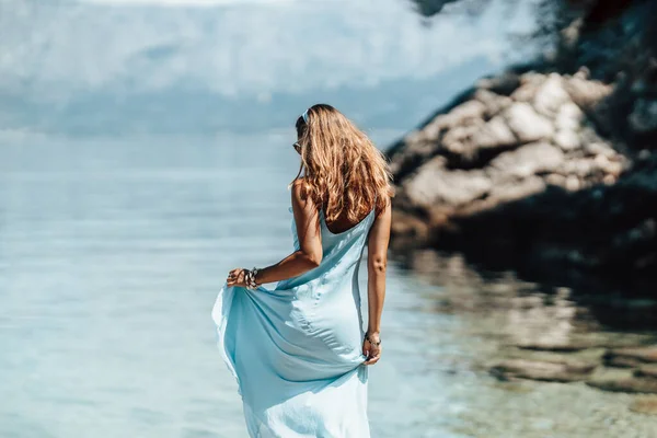 Rear View Beautiful Young Woman Dressed Blue Dress Relaxing Beach — Stockfoto