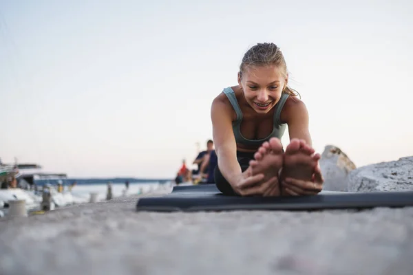 Happy Teen Girl Doing Yoga Stretching Exercises Training Sea Beach — Stockfoto