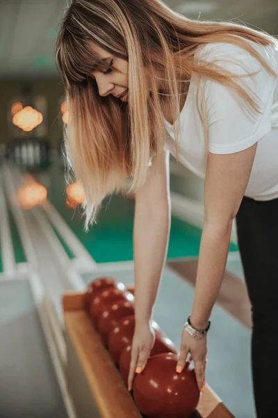 Young Woman Holding Bowling Ball Preparing Playing Bowling Club — Stock fotografie