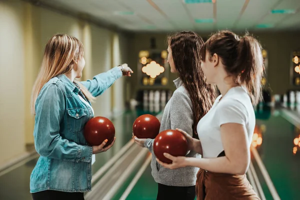 Rear View Three Young Women Friends Bowling — Stockfoto