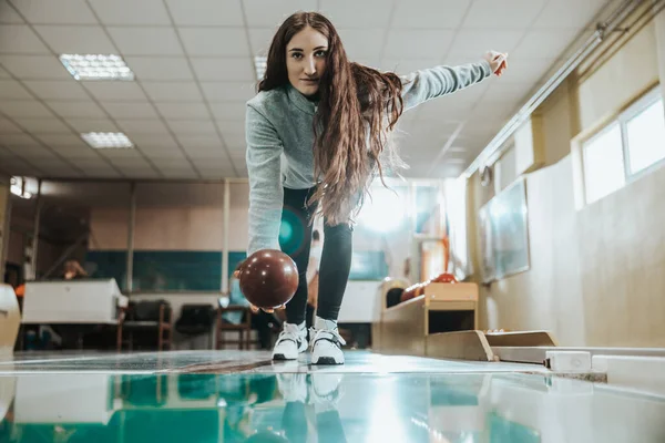 Shot Cute Young Woman Throwing Bowling Ball — Foto de Stock