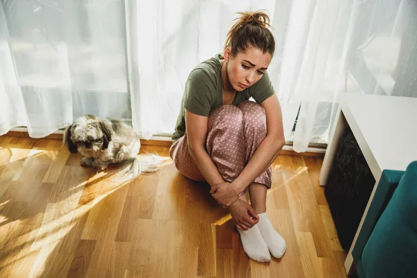 Eenzame Jonge Vrouw Depressie Zitten Door Het Raam Met Omhelzing — Stockfoto