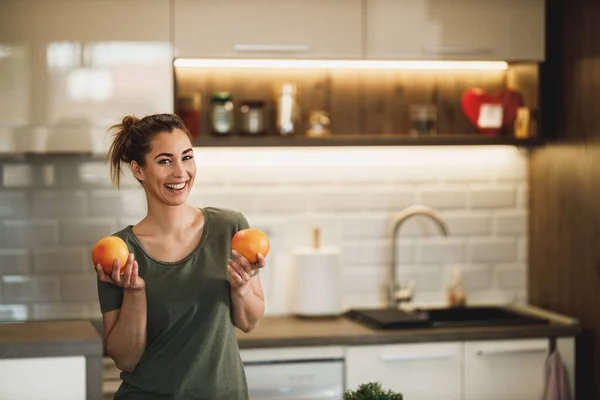 Shot Happy Young Woman Preparing Breakfast Fruit Her Kitchen Home — Foto de Stock