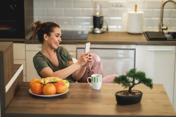 Young Woman Using Her Smartphone While Drinking Coffee Morning Home — Foto de Stock