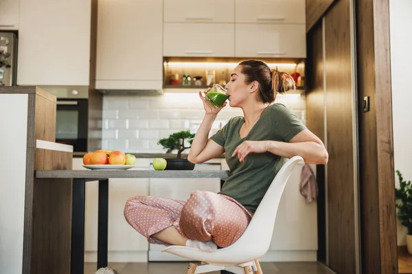 Shot Woman Tasting Her Green Smoothie Kitchen Home — Stockfoto