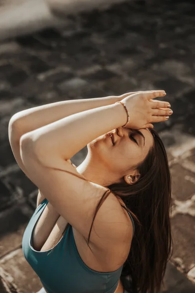 Relaxed Young Woman Practicing Yoga Rooftop Terrace — Stock fotografie