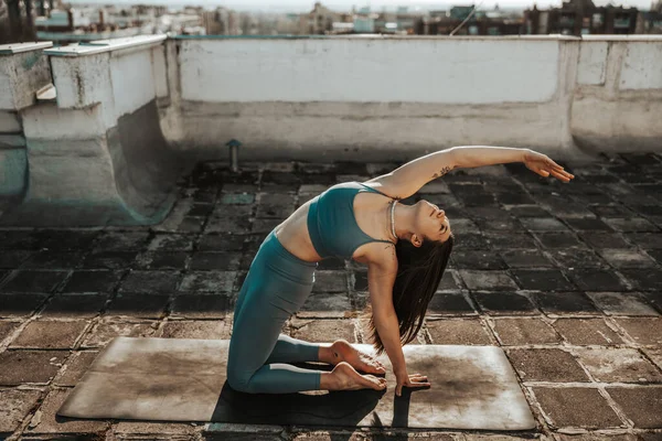 Ontspannen Vrouw Oefenen Yoga Stretching Oefening Een Dakterras — Stockfoto