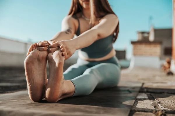 Relaxed Woman Practicing Yoga Stretching Exercise Rooftop Terrace — ストック写真
