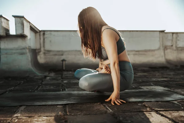 Relaxed Woman Practicing Yoga Son Rooftop Terrace Sunset — Foto Stock