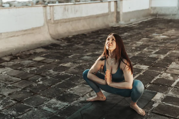 Relaxed Woman Practicing Yoga Stretching Exercise Rooftop Terrace — Stockfoto