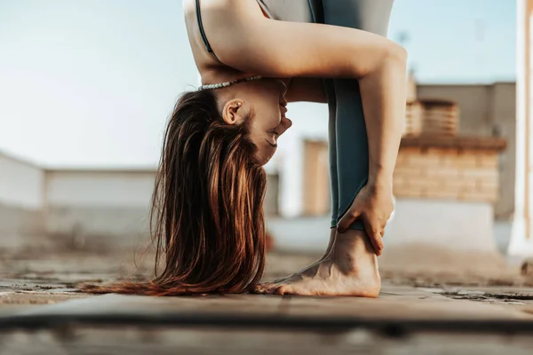 Relaxed Woman Practicing Yoga Stretching Exercise Rooftop Terrace — Zdjęcie stockowe