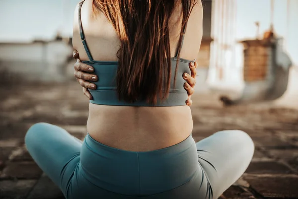 Расслабленная Женщина Практикует Йогу Растяжения Упражнения Террасе Крыше Закате — стоковое фото