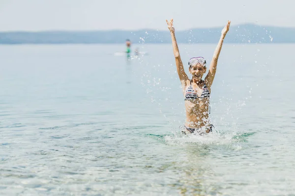 Симпатичная Девочка Подросток Развлекающаяся Плескающаяся Морскую Воду Наслаждается Отпуском — стоковое фото