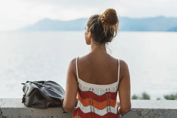 Rear View Attractive Young Woman Enjoying Summer Vacation While Exploring — Stockfoto