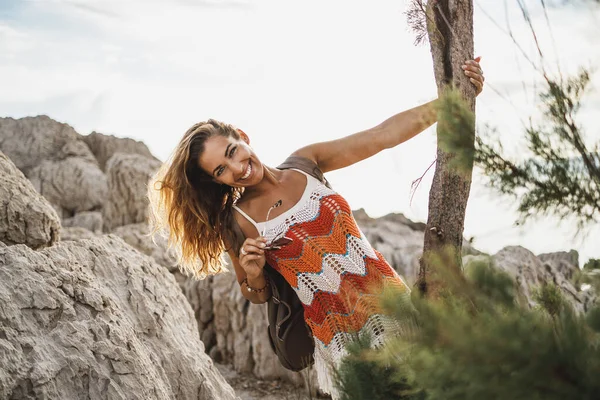Attractive Young Woman Having Fun Enjoying Summer Vacation While Exploring — Fotografia de Stock