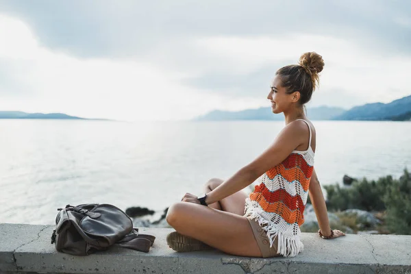 Attractive Young Woman Enjoying Summer Vacation While Exploring Wonderful Seaside — Stockfoto