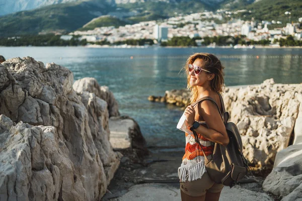 Attractive Young Woman Having Fun Enjoying Summer Vacation While Exploring — Stockfoto